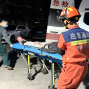 老人突发脑梗险引火灾 桃源消防及时救援解危机