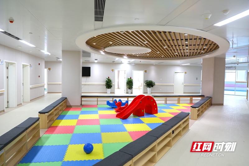 医院还开辟了专门区域，为儿童游乐区。