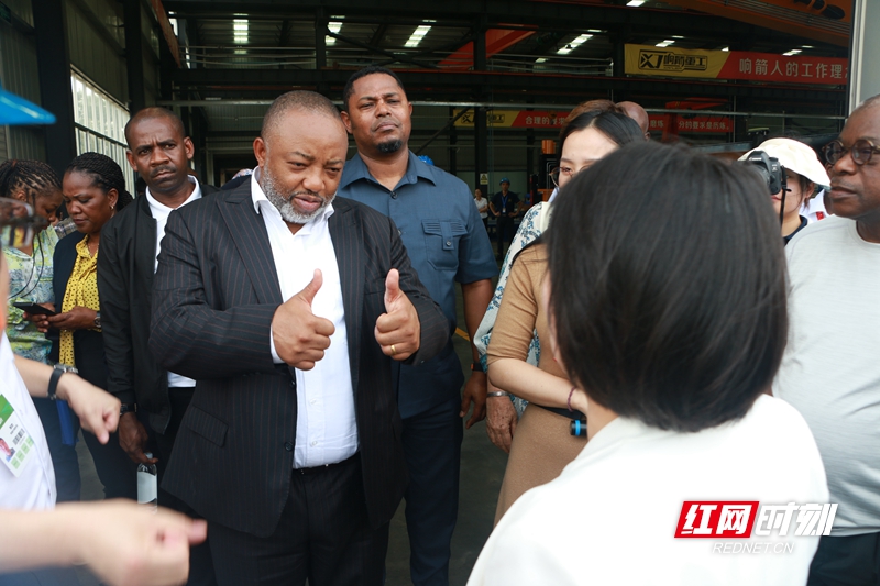 图为安哥拉考察团代表为响箭重工企业发展点赞。