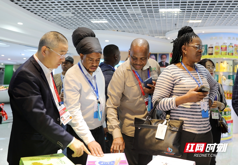 图为博茨瓦纳考察团成员现场了解金健米业相关产品。