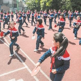 临武县九完小：小球拍舞动“大课间”