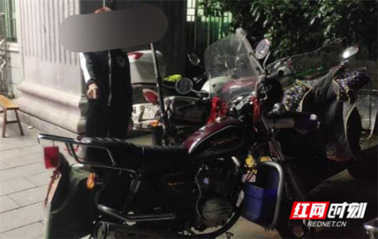 临武：“飙车党“深夜街头被抓 年龄最小才13岁