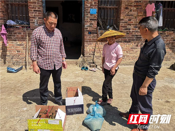 桂阳：上门送鸡苗 情暖贫困户