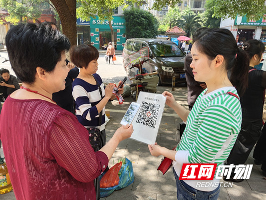 人民路街道飞机坪社区推广申领“湖南省居民电子健康卡”