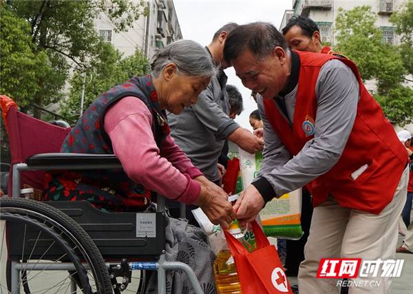 北湖区：弘扬劳模精神，关爱困难工人