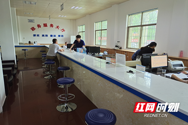郴州市行政审批服务局加强线上线下融合  推进基层公共服务“一门式”全覆盖