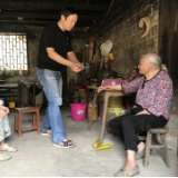 向危房改造户索要“接待费”？查实，退钱，公开检讨！