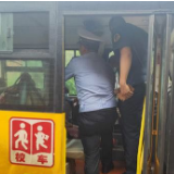 永兴：学生安全不容忽视 交警开出“万元罚单”
