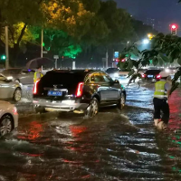 暴雨袭来，“浇”警坚守