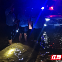 雨夜，桂东救援民警湿透衣背