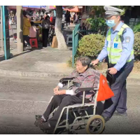 暖心！交警护送“轮椅老人”过马路