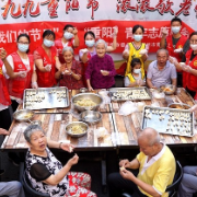 情系敬老院 饺子暖人心