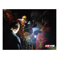 惊险！男子被困岩洞 民警紧急救援