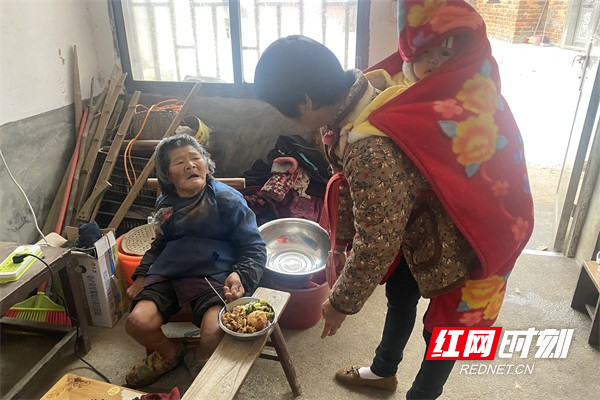 马美英：义务照顾重残乡邻 三年风雨无阻