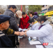 下湄桥街道开展“健康服务进社区 关爱居民零距离”义诊活动