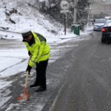 资兴交警“逆雪而行”全力保障道路畅通有序