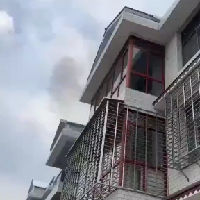 熏制腊肉引发火情 桂阳交警快速扑灭