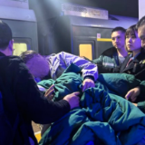 深夜，列车紧急停靠，乘客化险为夷