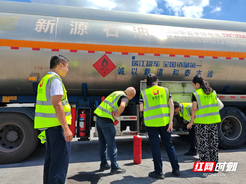 中国石化郴州石油以“雷霆”行动筑牢运输安全防线
