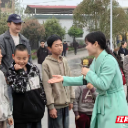 安仁县:“踏春寻艾”自然课堂暖童心