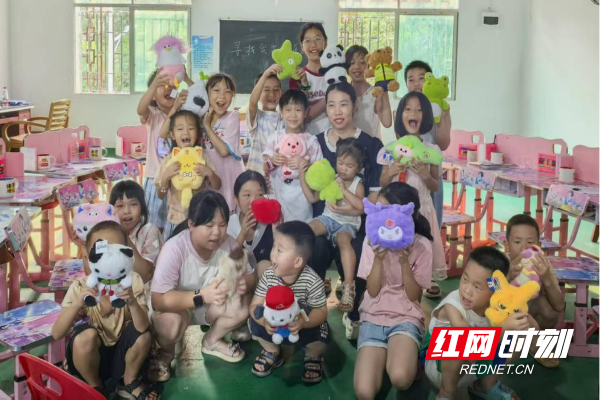 资兴市：党建引领激活老村部 暖心服务点亮童心路