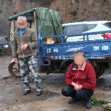 汝城县：雨中三轮车侧翻 六名干部紧急救人