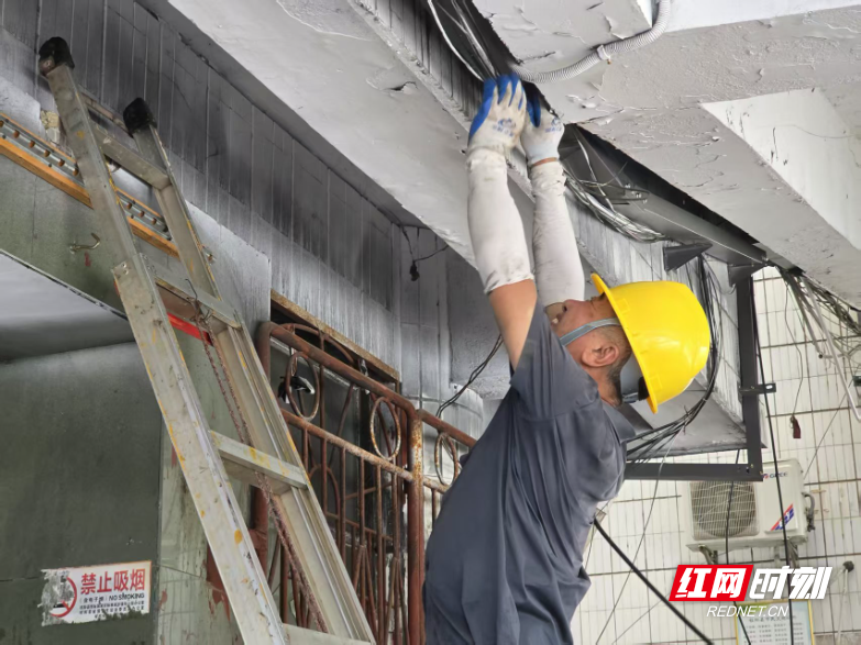 清理“空中蛛网” 点亮宜居生活 桂阳商贸城片区弱电改造工程全速推进