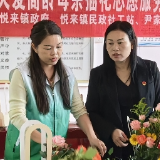 永兴县悦来镇：插花寄情暖夕阳 温情相伴庆母爱