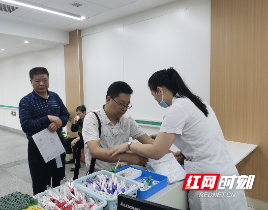 郴州市军队离退休干部服务站组织开展军休干部集中体检活动