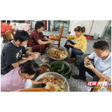 安仁县渡口乡:绿粽新丝裹温情 入户送粽庆端午