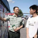 苏仙区人武部把征兵政策送进农贸市场