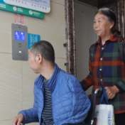 感动！七旬母亲陪伴儿子走过5年透析路