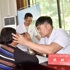 张家界市人民医院携手中南大学湘雅二医院驻张医疗队开展主题党日活动暨文明实践志愿服务活动