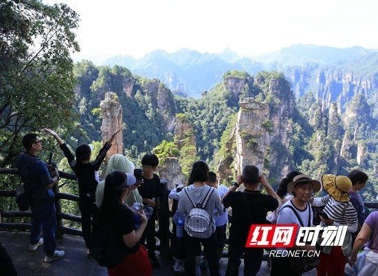 张家界国家森林公园天子山游人如潮 （组图）