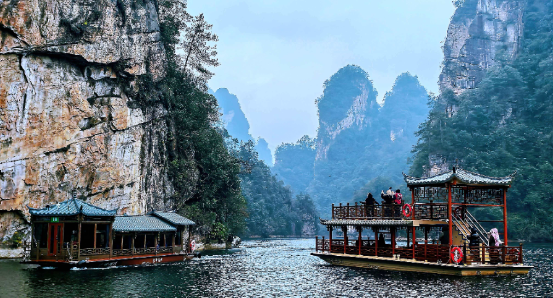 外国博主探秘张家界宝峰湖，湖光山色与非遗圈粉全球