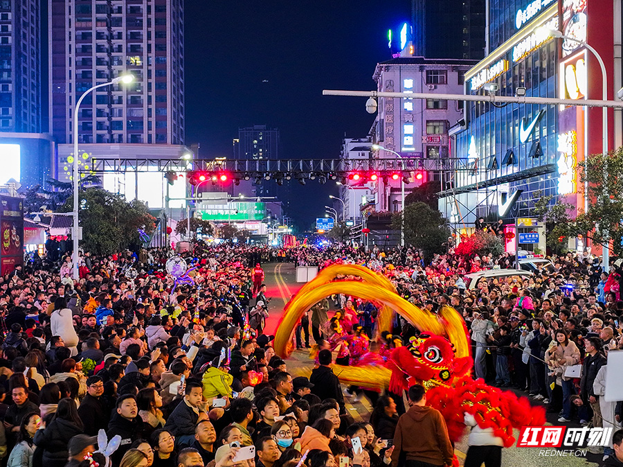2026张家界元宵夜晚巡游嗨翻全城（图）