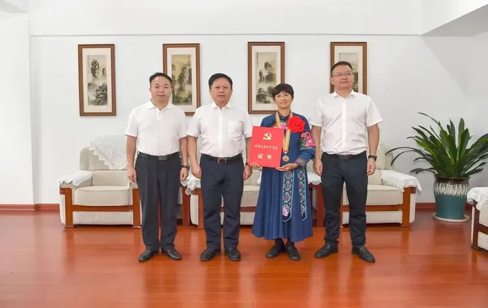 贺辉会见全国优秀共产党员贺晓英
