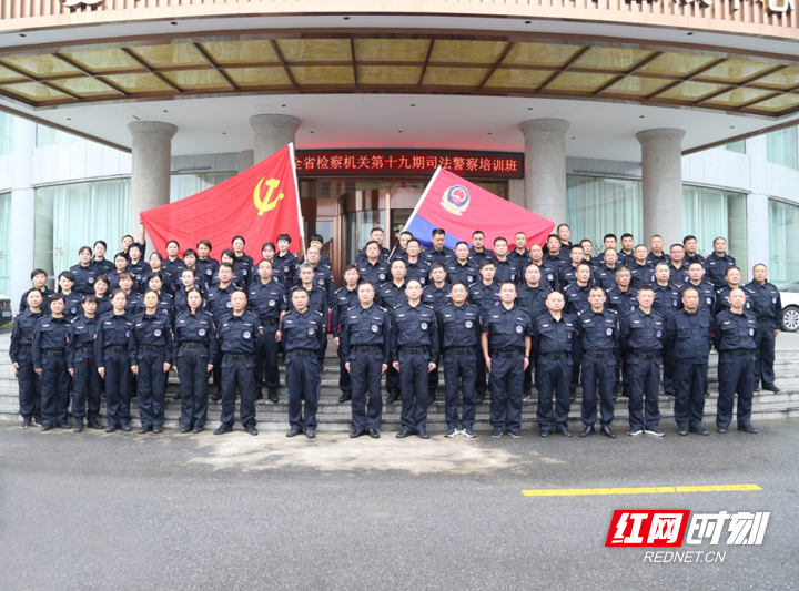 让党旗和警旗在检察法警队伍中高高飘扬