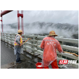 张家界：茅岩河桥隧所雨天保洁不停歇