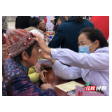 张家界：医务人员为空巢老人送“健康礼包”共度重阳节