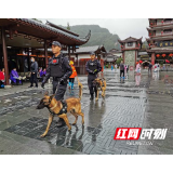 “十一”双节  武警、公安齐出动为旅游接待工作保驾护航