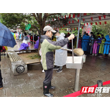 他们不辞脏累，只为景区靓丽的环境