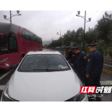 国庆出行高峰与秋雨邂逅 武陵源区交通执法人员雨中保畅通