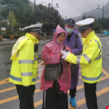 “会走的导航” 武陵源交警护航国庆一直在路上