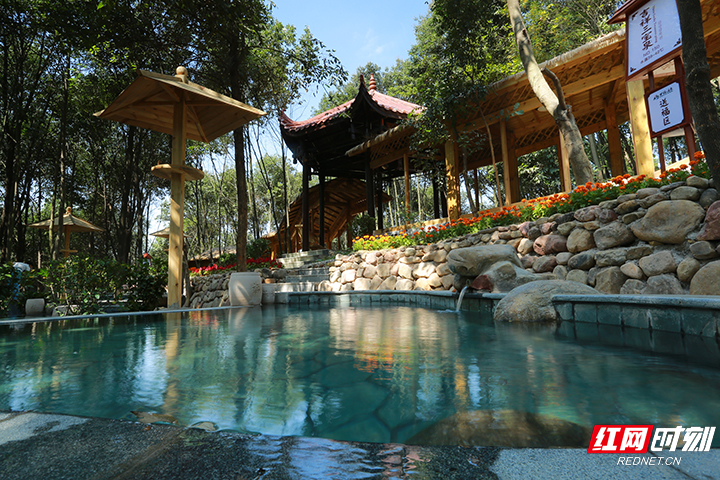 《瞰张家界》第三期:游山水张家界 沐最美氡温泉