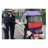 桑植：摩托车、电动车非法加装遮阳伞将被强制拆除