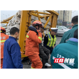 湖南张家界：三轮货车司机被卡 永定消防紧急救援