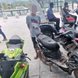 桑植：“熊孩子”驾车扰民被交警当场查获