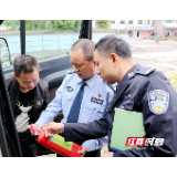 张家界交警一大队深入旅游客运等企业开展“双节”安全检查