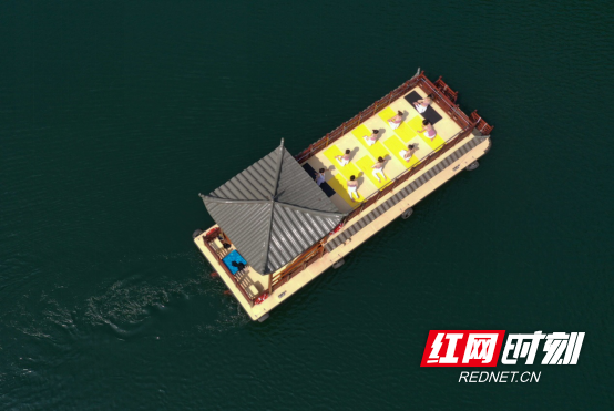 宝峰湖瑜伽秀拉开迎“双节”序幕 双层船亲水观光更增运力